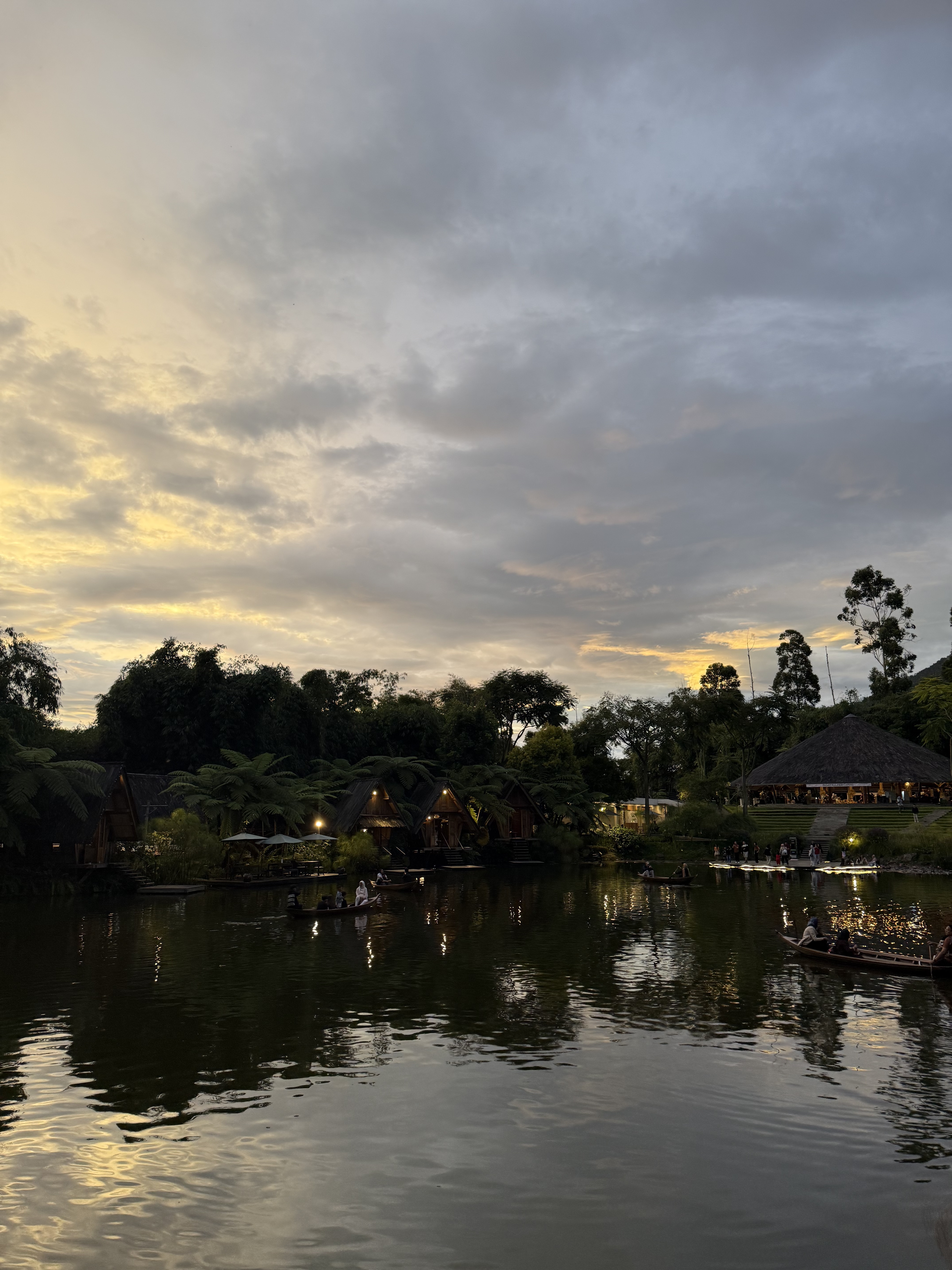 Picture of a Lake on Dusun Bambu, Lembang, during sunset.